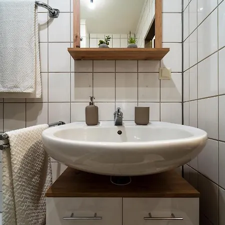 Zentral & Modern Nahe Hauptbahnhof Mit Privatparkplatz & Schnellem Wlan 에센